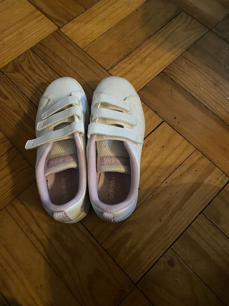 Sapatinhas brancas com rosa claro da adidas.