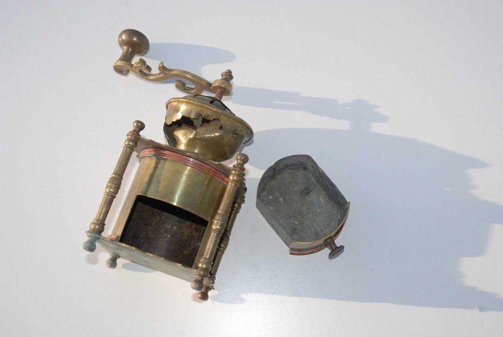 Stary młynek mosiężny Aet Deco antyk 20/30 lata