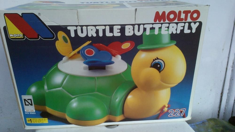 Tartaruga de puxar pela mão com um fio