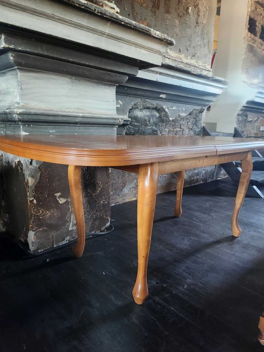 Sprzedam elegancki stół drewniany – styl klasyczny