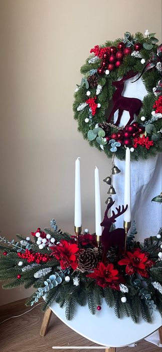 Dekoracje świąteczne wianek na drzei i kompozucja na stol