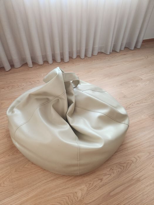 Sofá puff grande dourado