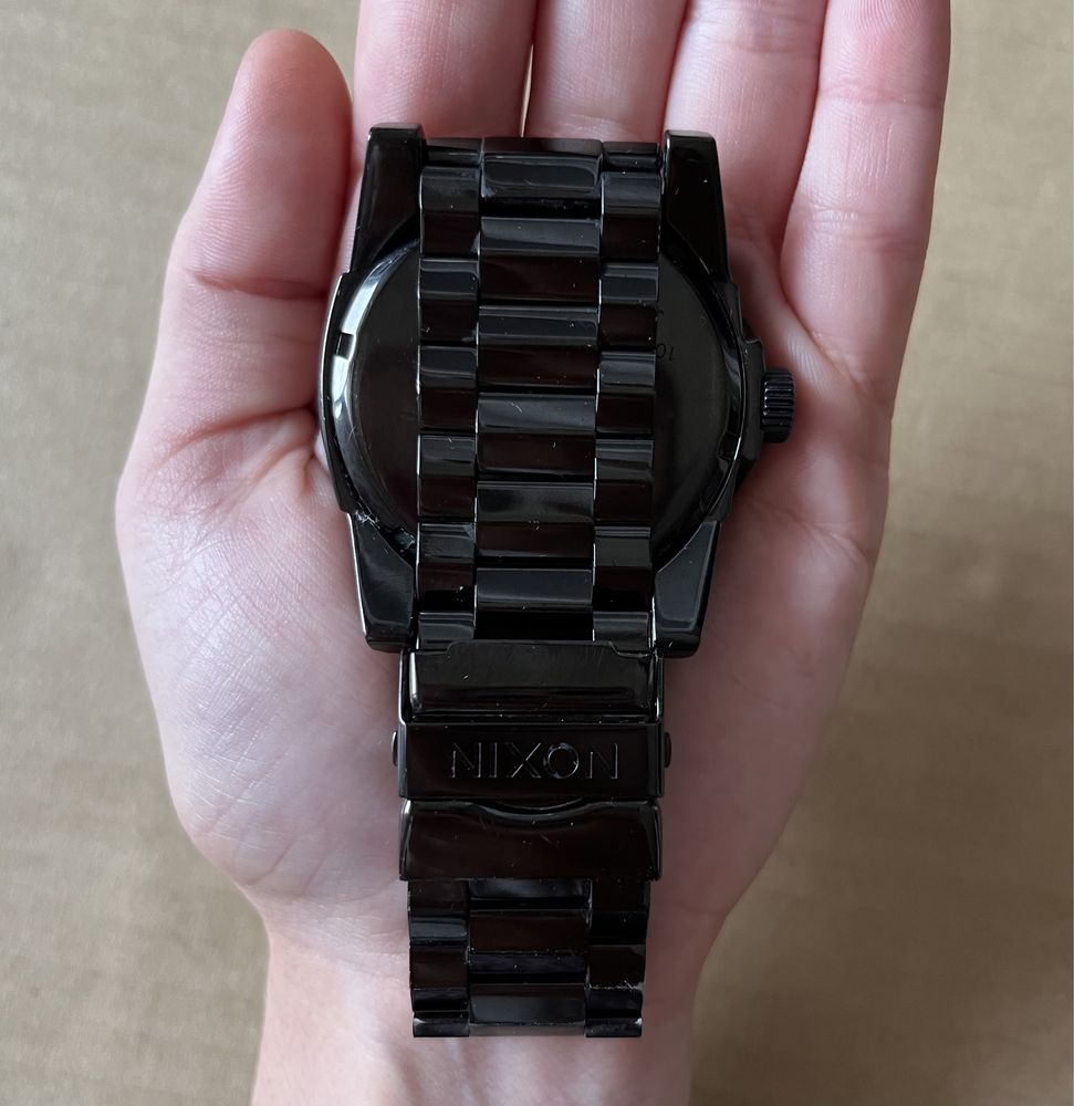 Nixon Corporal SS (preto/dourado)