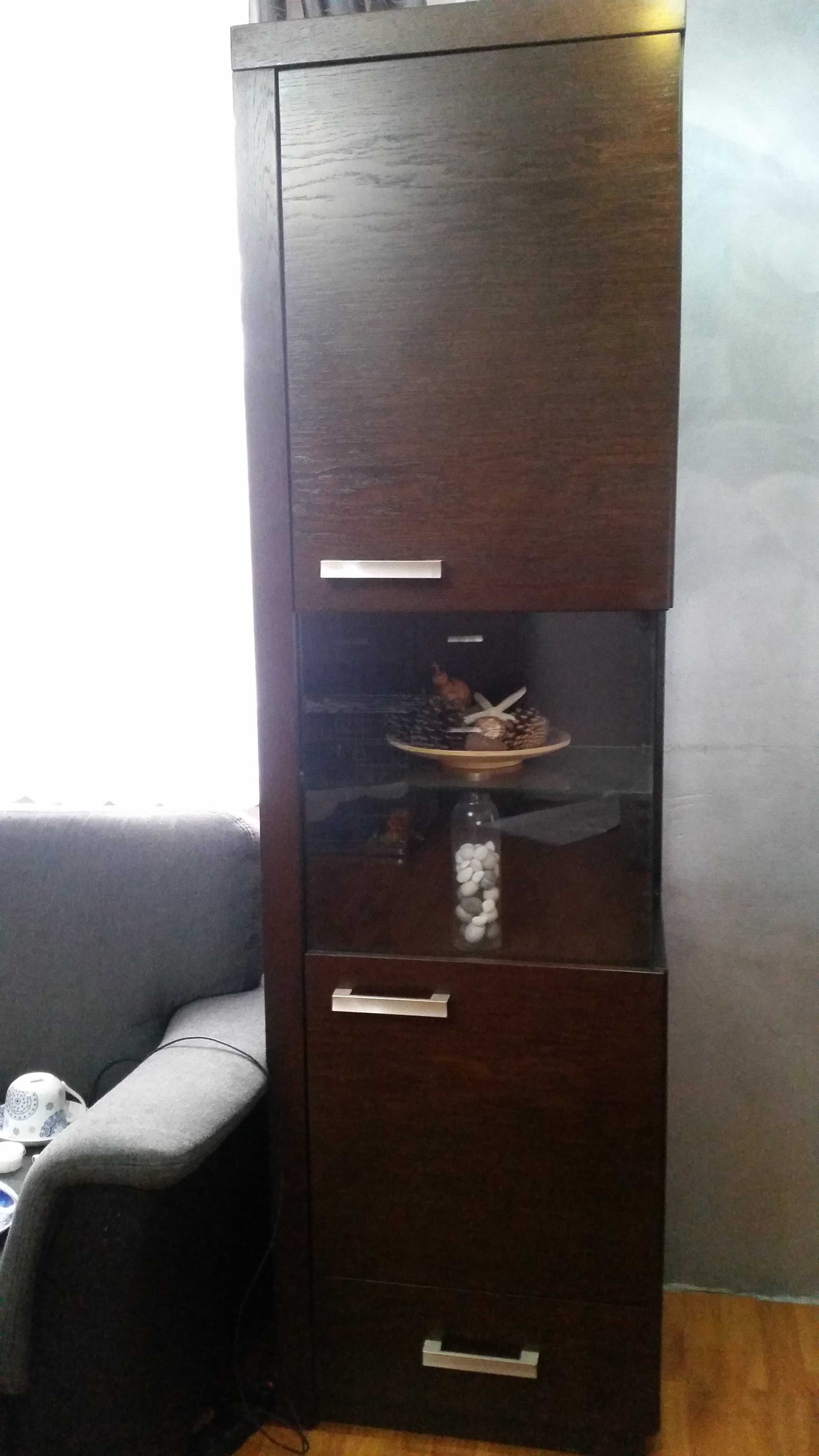 Sprzedam meble do salonu. Komoda i witryny