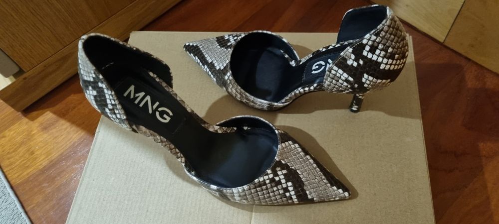 Sapatos pele de cobra castanhos e beged