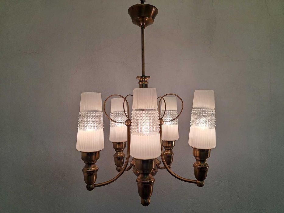 Żyrandol mosiężny złoty 5 szklanych kloszy otwartych od góry vintage