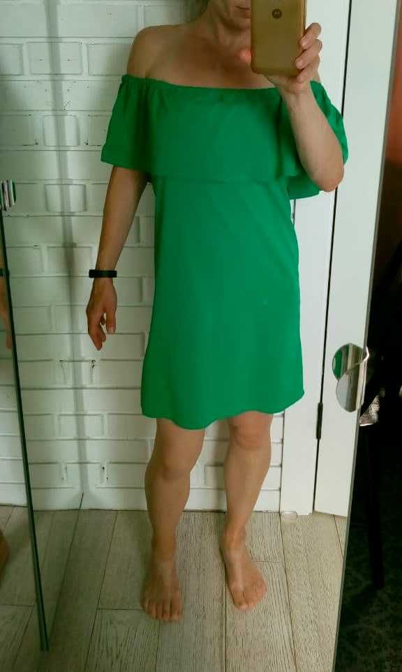 Зеленое платье с резинкой на плечах размер S