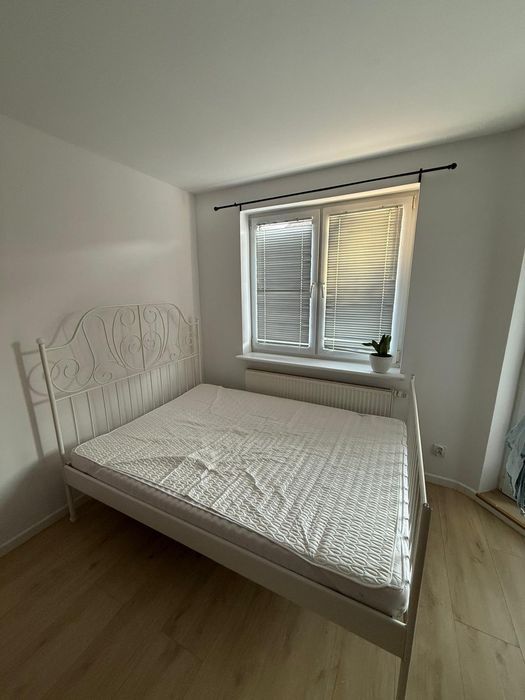 Łóżko 140x200cm z materacem i osłona