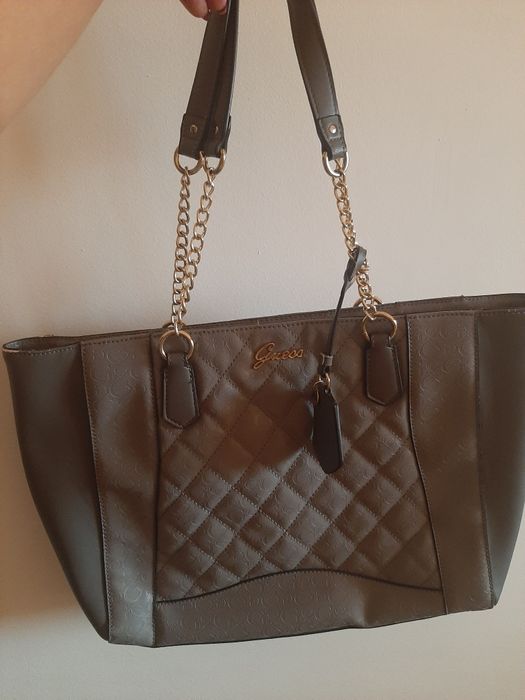 Mala de senhora em cinzento. Guess