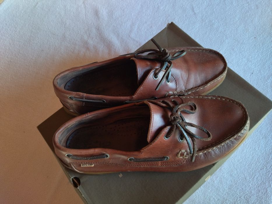 4  pares de Sapatos/botas  novos ..