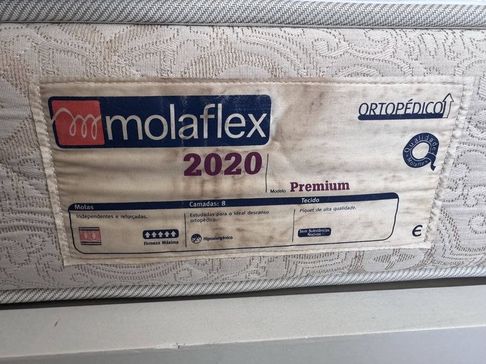 Cama de casal e mesinhas de cabeceira