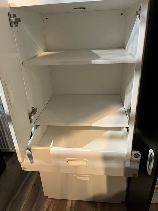 Sprzedam dziecięcą szafę z Ikea w kolorze bialym z naklejkami
