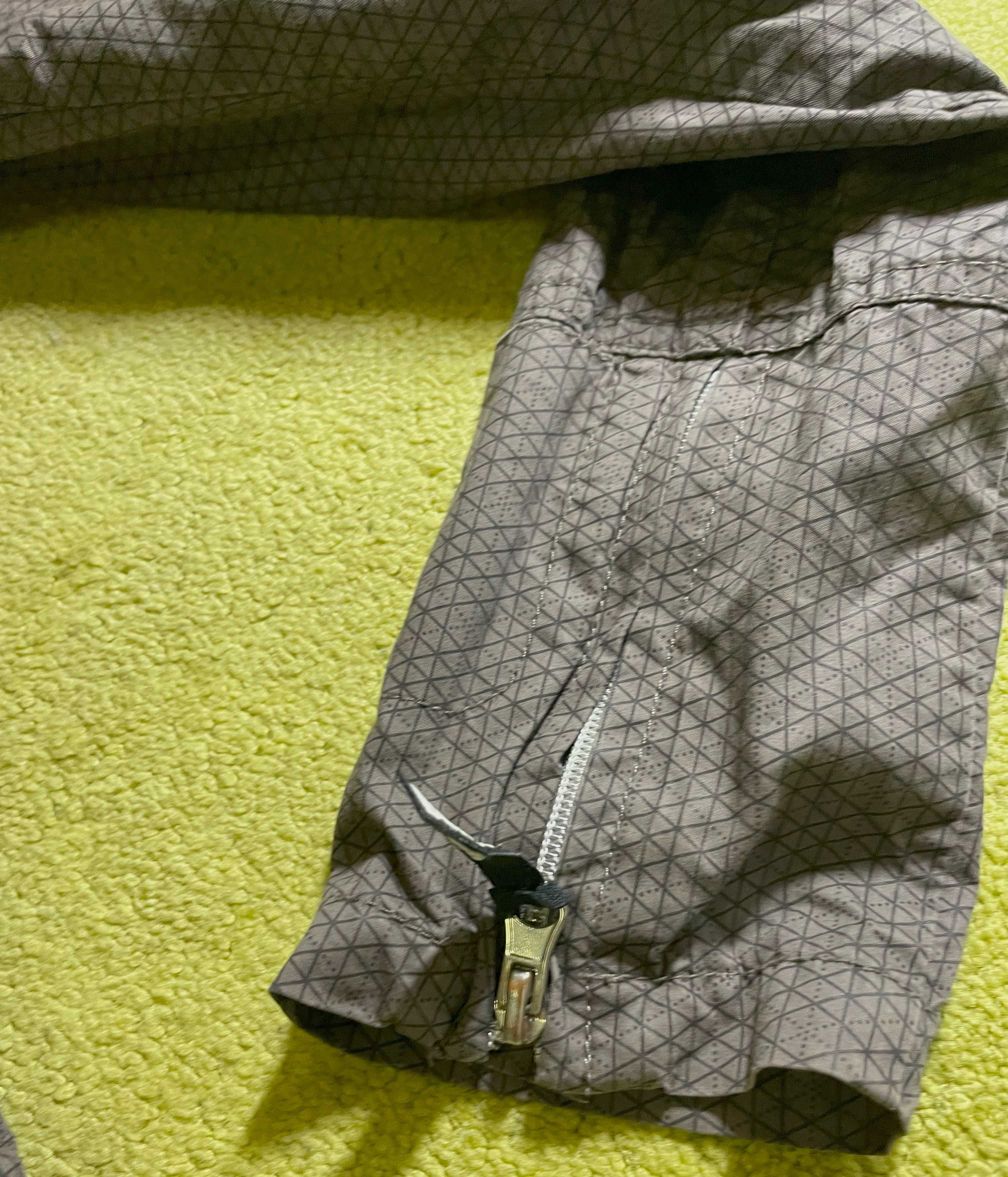 Сіра куртку бренду Bench, який не потребує реклами. Розмір 8, розмір S