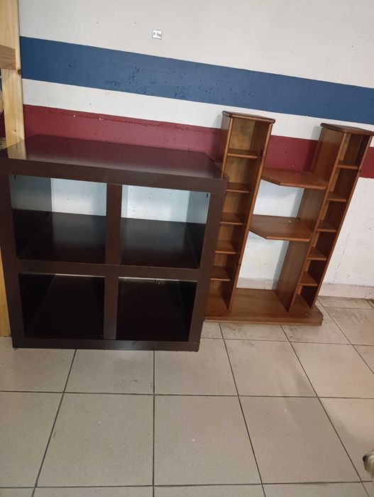 2 estantes de madeira