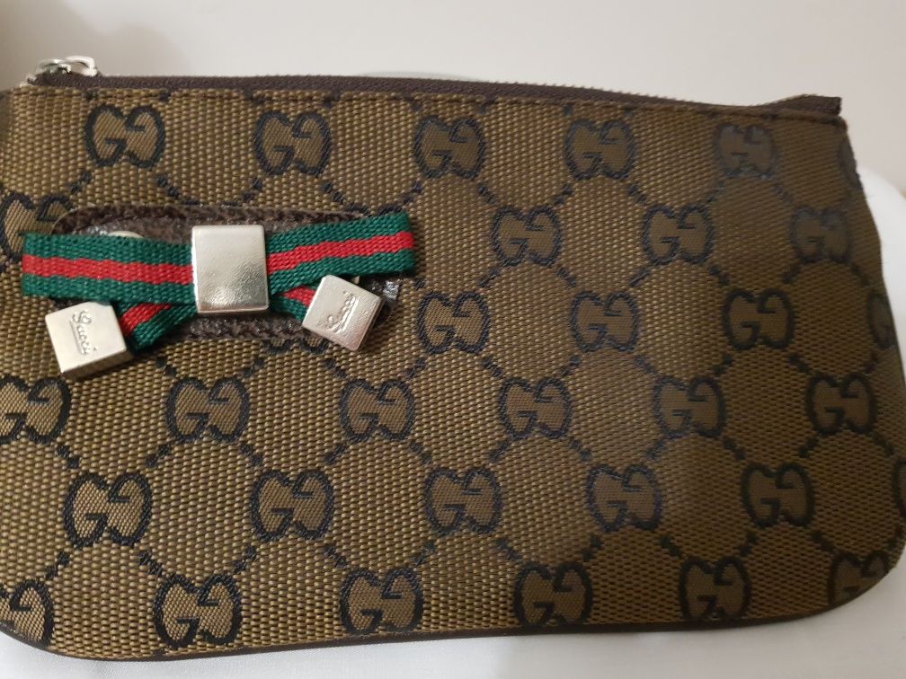 Pochete Gucci de cor castanho.