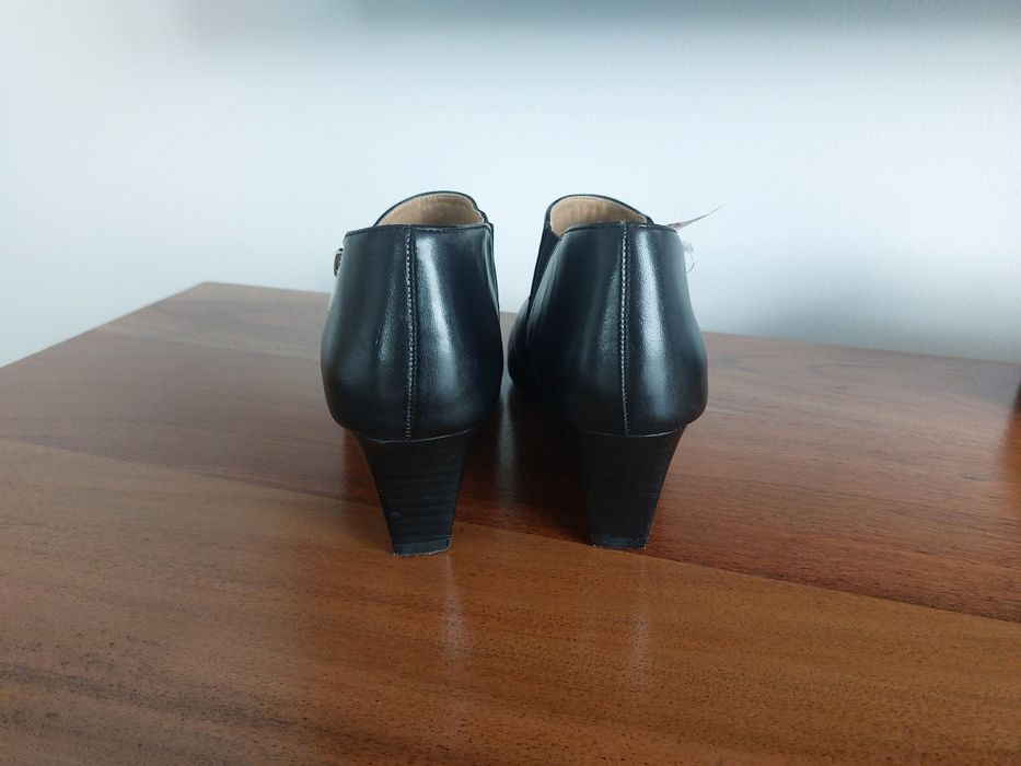 Skórzane botki na koturnie
