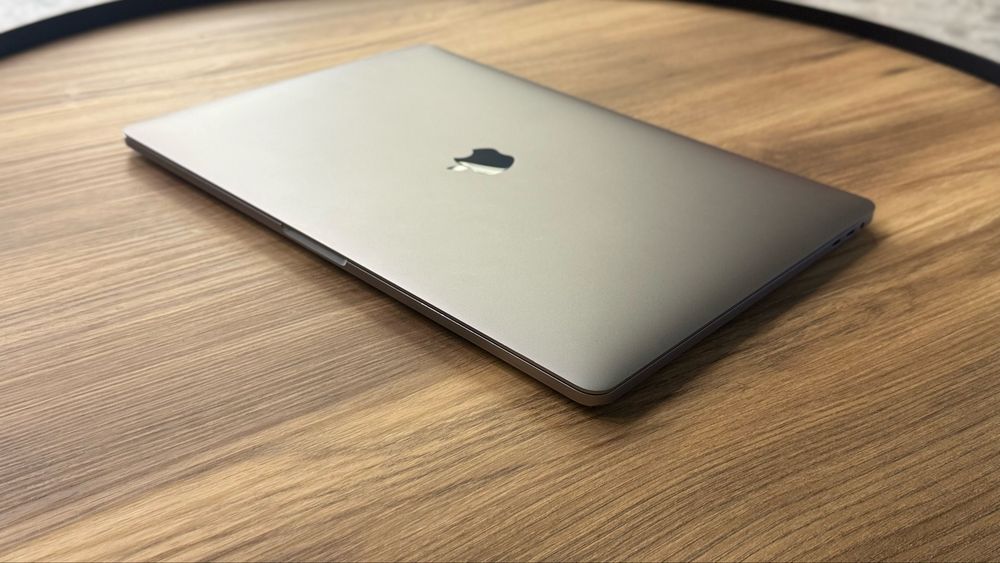 Apple MacBook Pro 15" 2017 i7 2.7GHz 16GB RAM 256GB SSD Gray