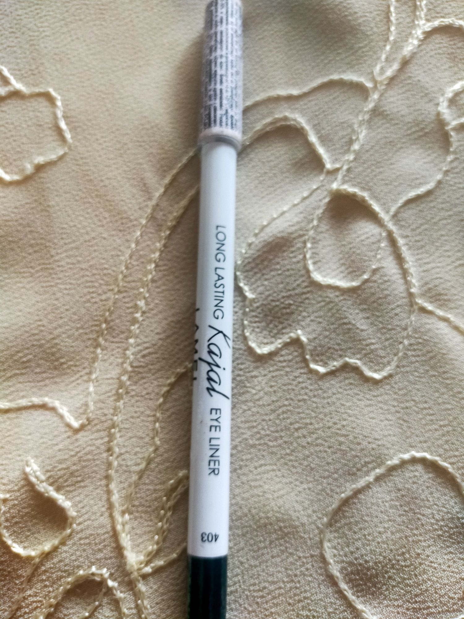 Dwie zielone kredki do oczu Lamel long lasting kajal i Essence.
