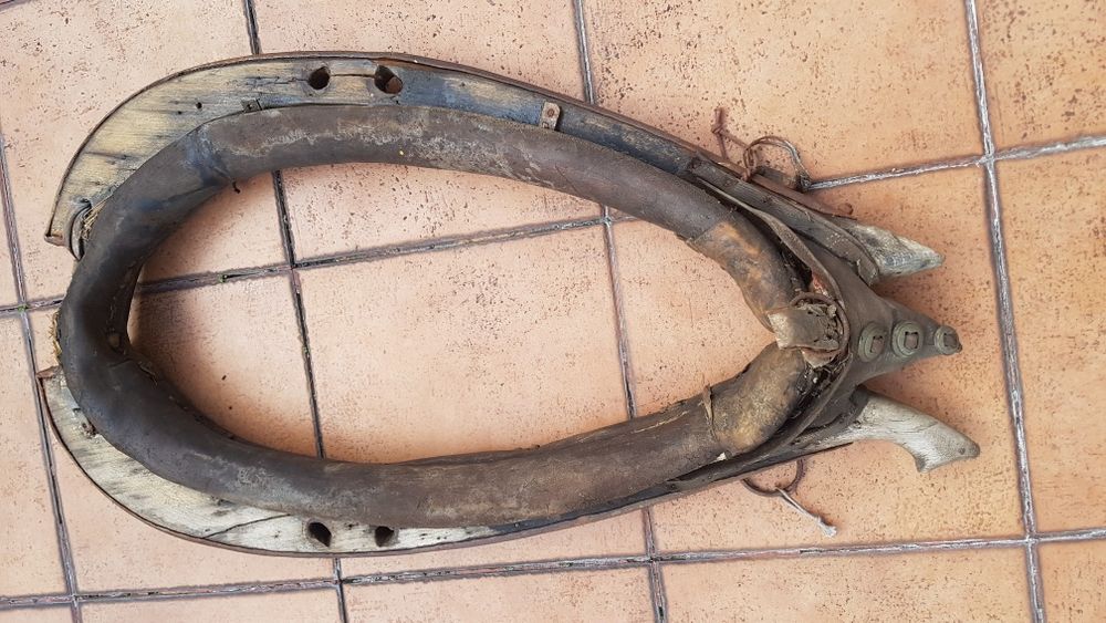 Chomonto dekoracyjne na oryginalne lustro