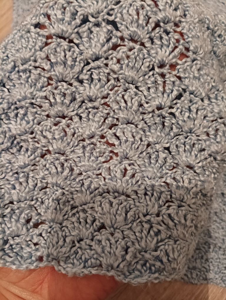 Swetr robiony na szydełku