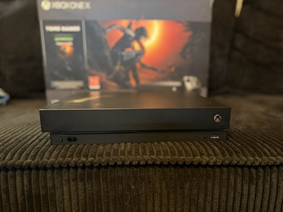 Konsola Xbox One X +pad+gry