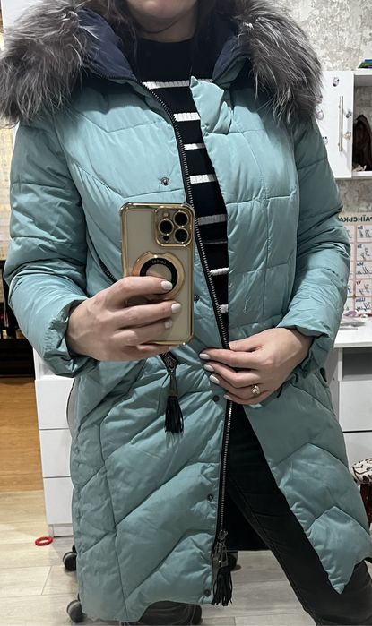 Продам зимовий пуховик з натуральним хутром.