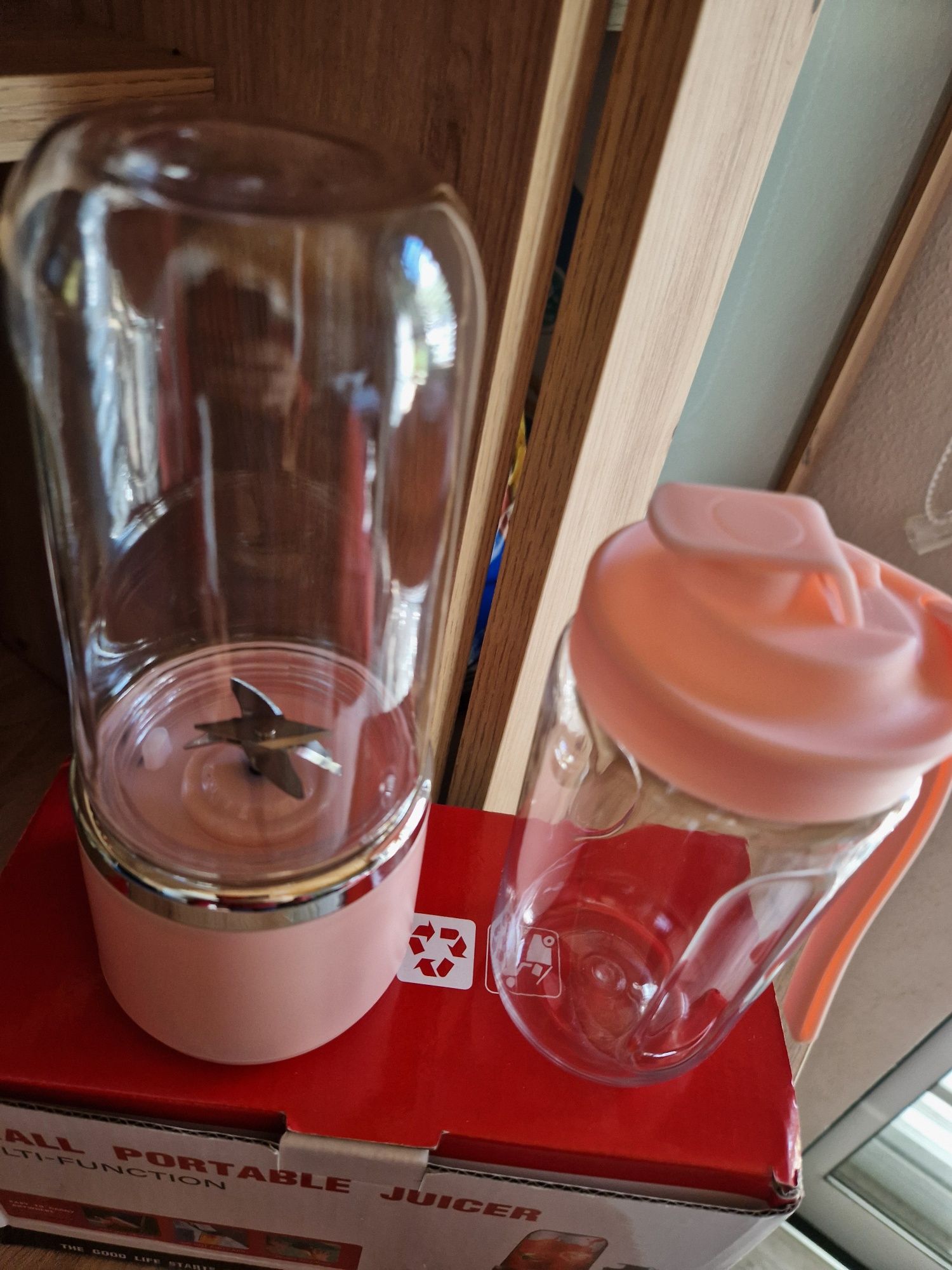 Liquidificador elétrico portátil.  Novo