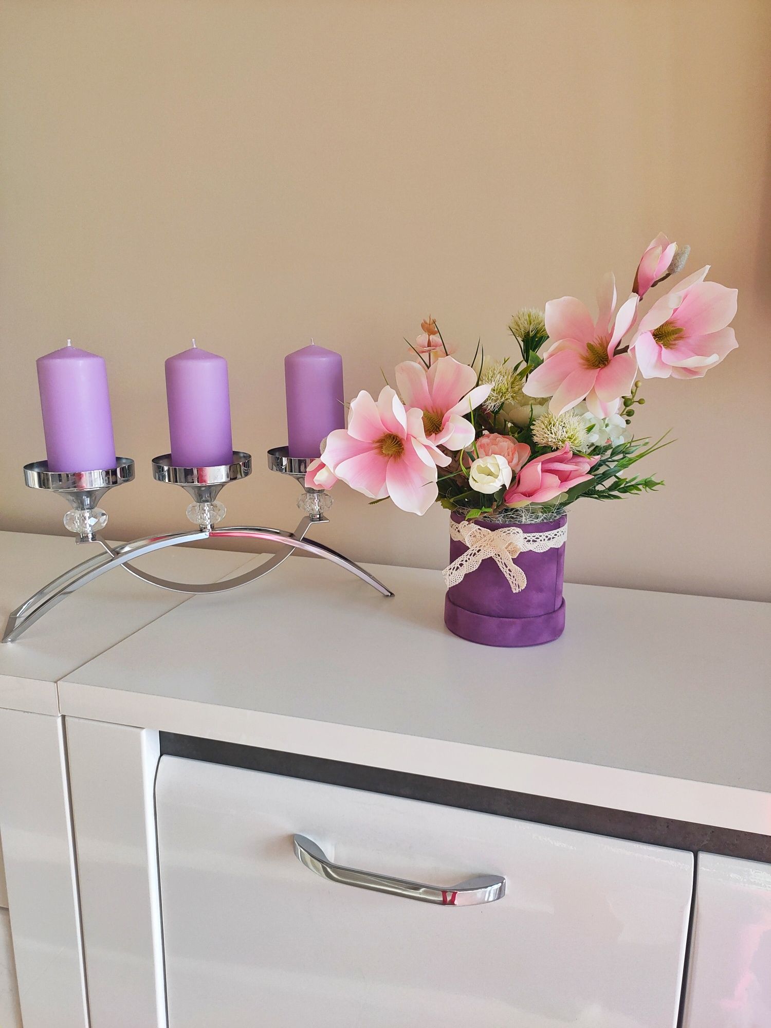 Flower box z magnolią kwiatowa kompozycja