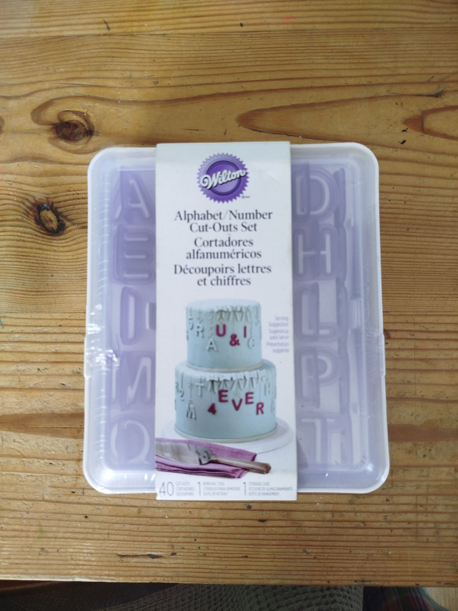 Foremki do wycinania liter i cyfr w lukrze Wilton