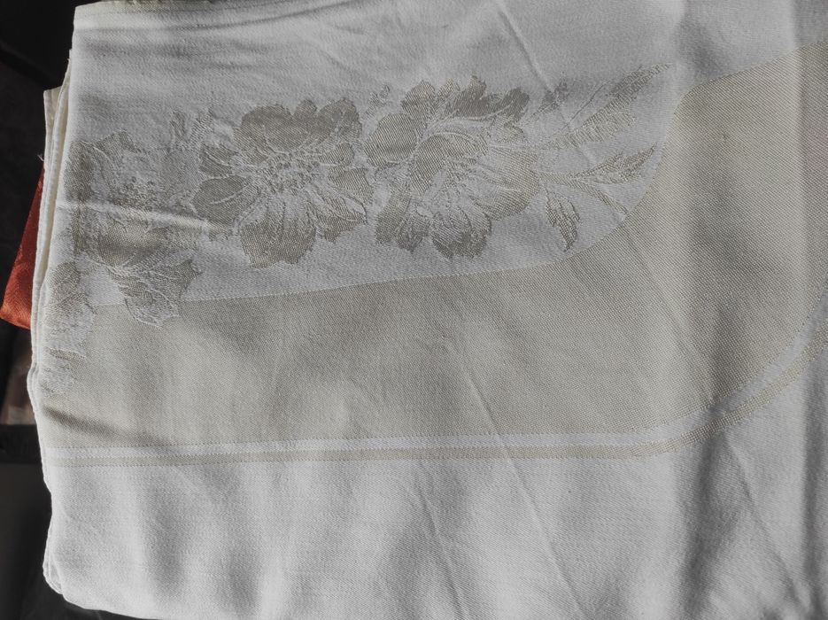 Скатертини на стіл тканеві