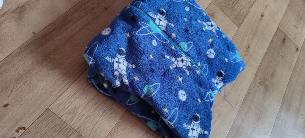 Sprzedam piżamę dziecięcą.