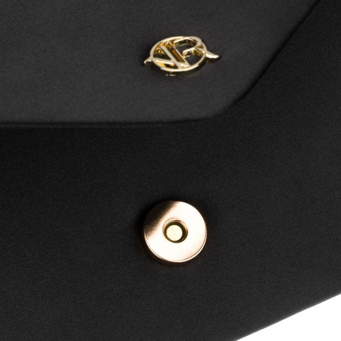 czarna kopertówka damska z tkaniny syntetycznej zamykana klipsem