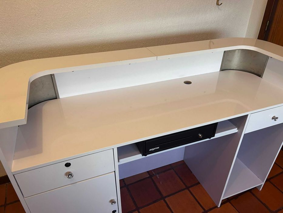 balcao branco lacado com detalhes dourados