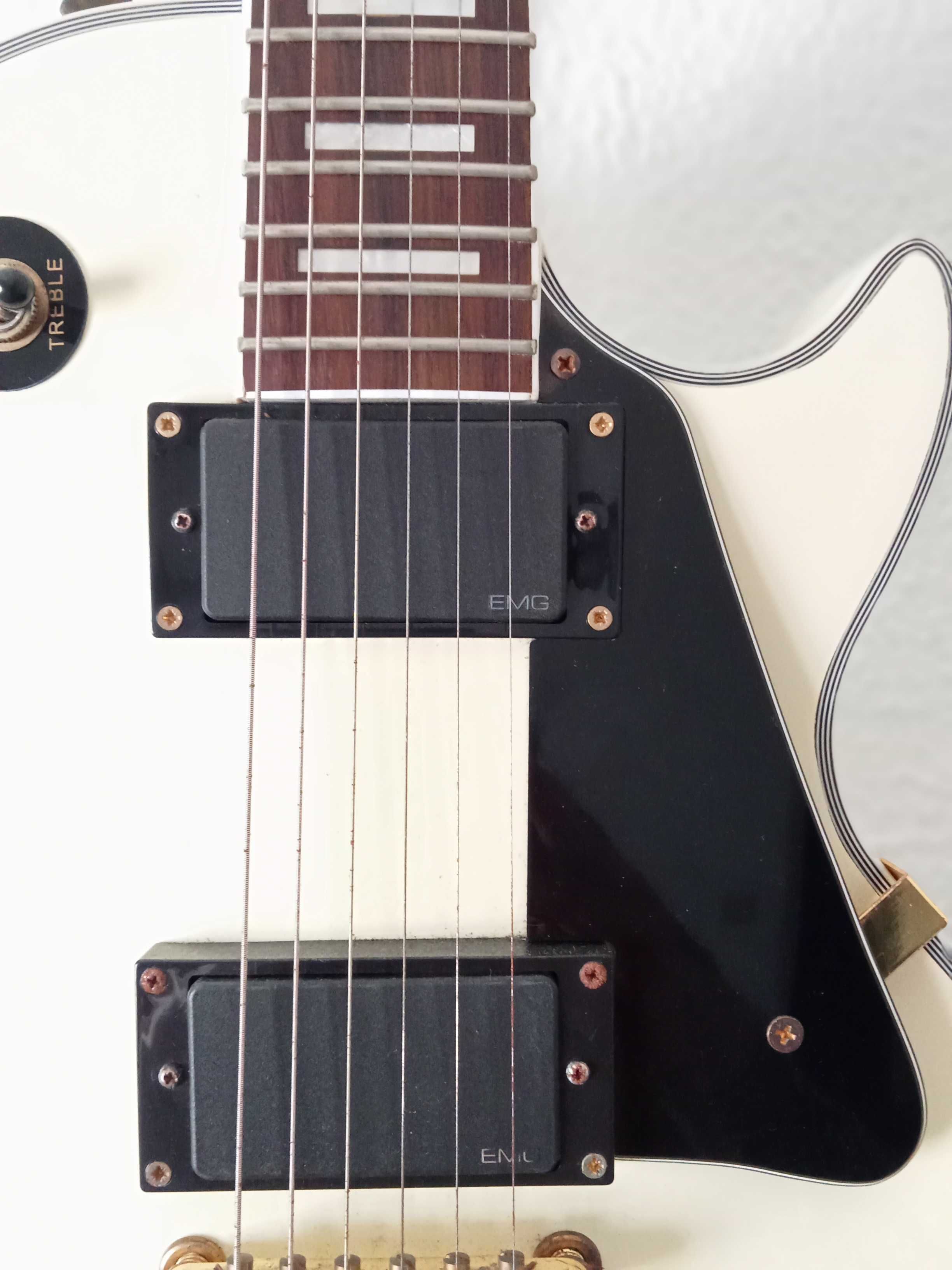 Guitarra modelo les paul custom. Vintage White