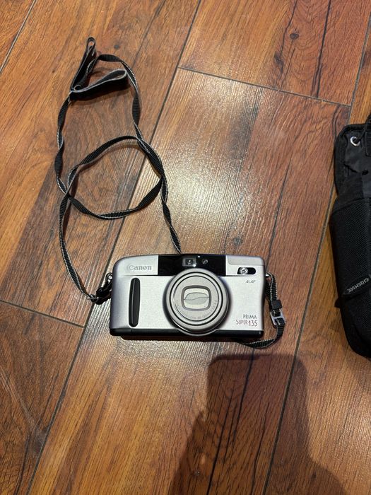 Aparat analogowy Canon prima super 135 srebrno-szary kamera kolekcjone