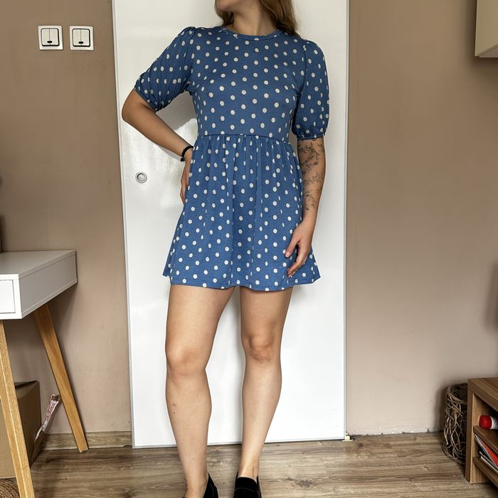 niebieska sukienka w kropki