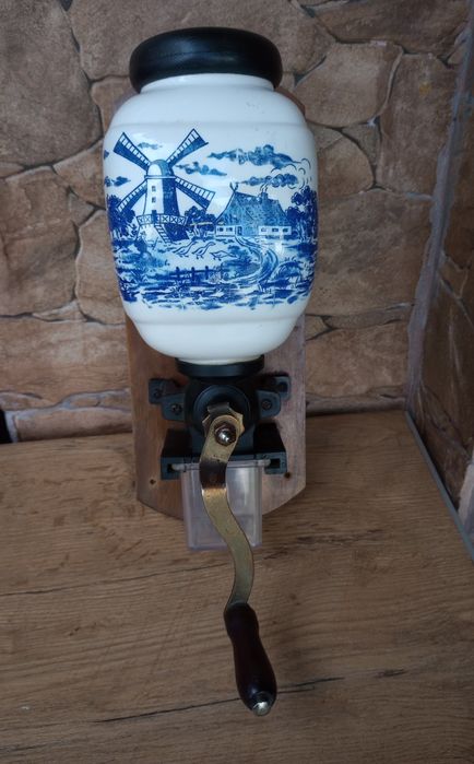 Stary ceramiczny młynek do kawy. Vintage