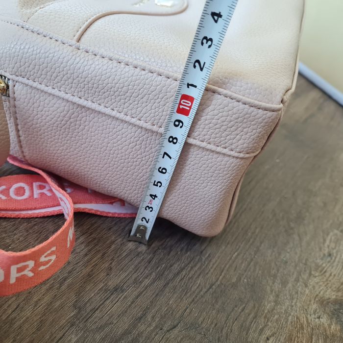 Michael Kors plecak plecaczek mały pudrowy róż logowany na ramiączkach