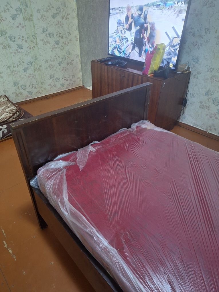 Продам полутораспальную кровать.