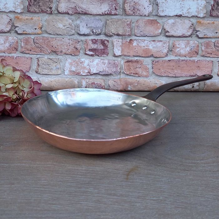 Duża miedziana patelnia śred. 27 cm - ciężka sygnowana