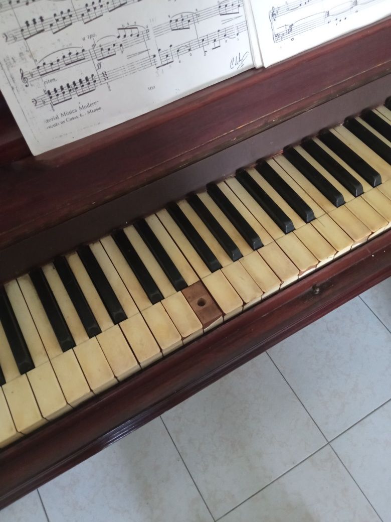 Piano clássico acústico