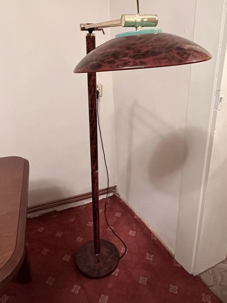 Lampa retro stojaca nie trzyma pionu