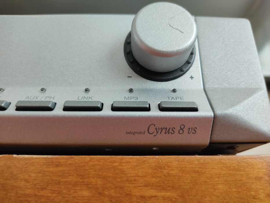 Cyrus 8vs.  high-end підсилювач звуку Усилитель звука