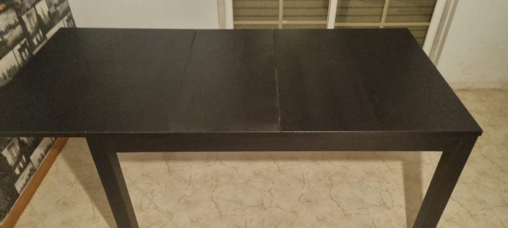 Mesa de jantar de côr preta