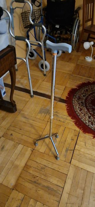 Laska na trójnogu regulowana wysokość.