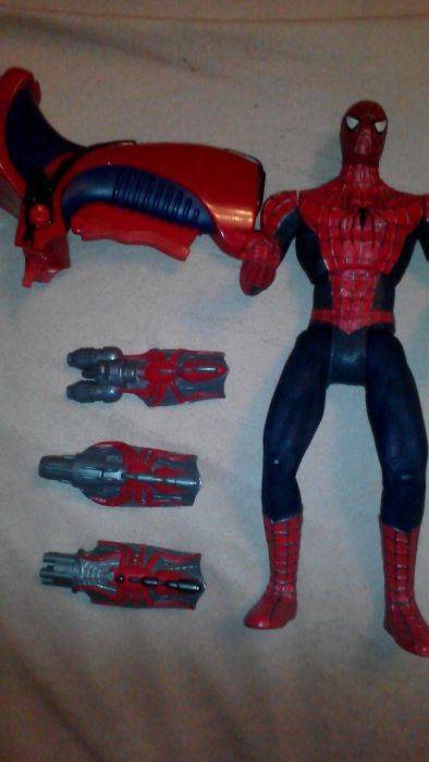 Человек-паук с оружием