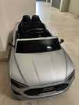 Продаємо дуже класний дитячий  автомобіль Audi