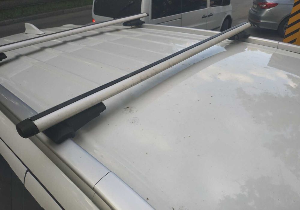 Нові Поперечні дуги B 47 G 39 на дах Mitsubishi Outlander.