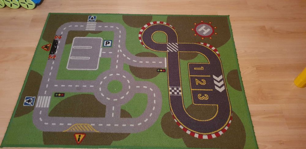 Tapete de brincar com desenho de cidade