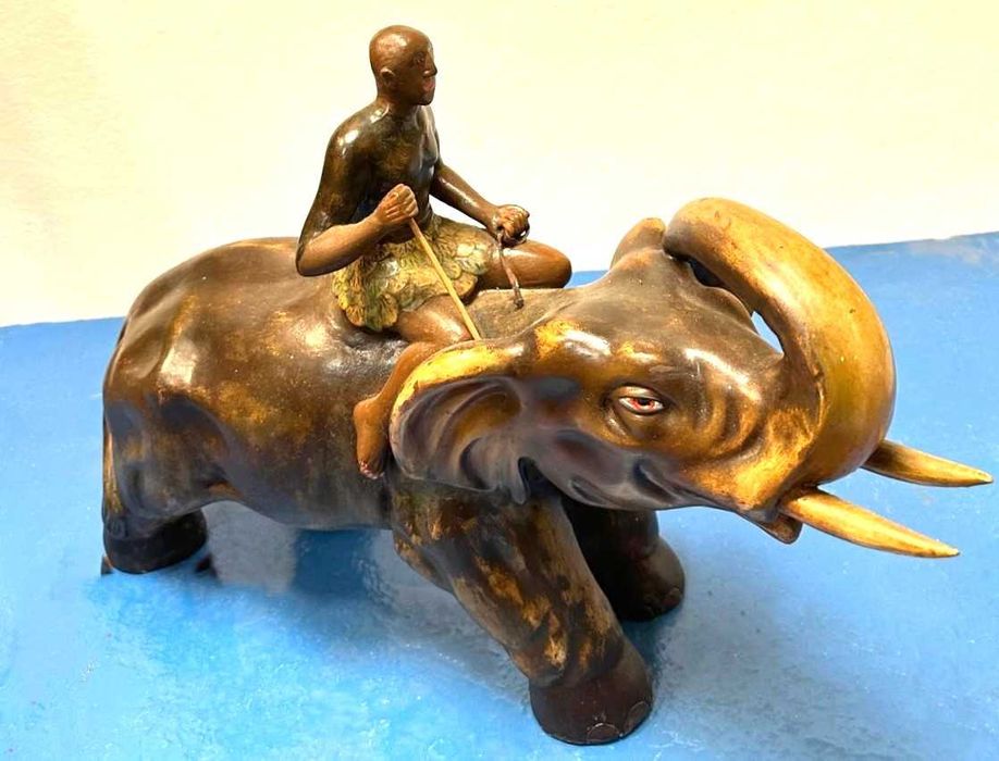 Elefante da sorte. Peça em porcelana antiga